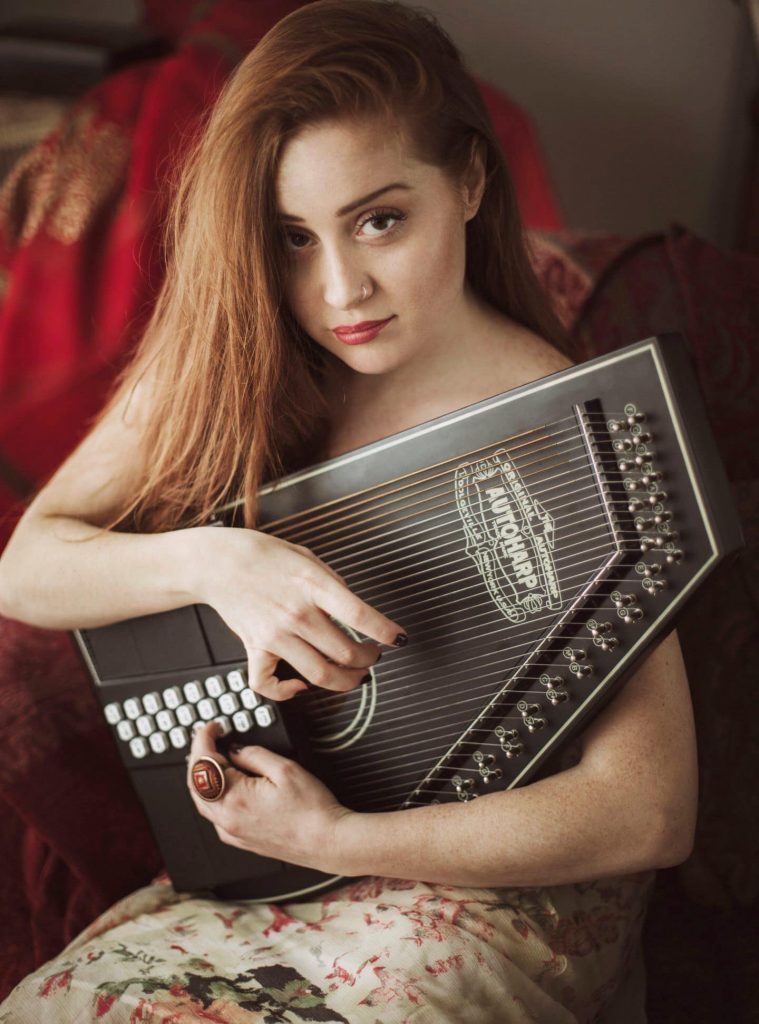 La cantautrice Alessandra Salerno con la sua autoharp